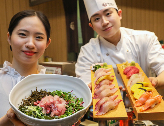 현대백화점그룹 계열 종합식품기업 현대그린푸드는 전통 일식 회전초밥 브랜드 '본가스시'에서 제철 어종인 방어·새우 등을 활용한 계절메뉴 6종을 출시한다고 21일 밝혔다. <현대그린푸드 제공>